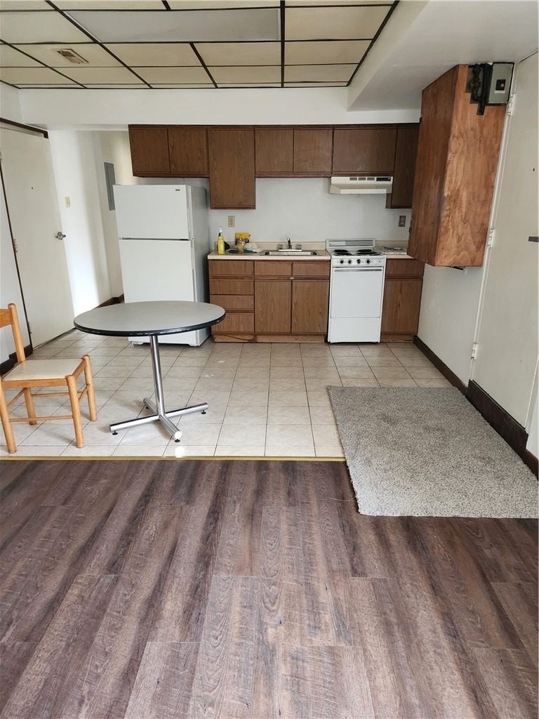 1320 Kelton Ave - Photo 1