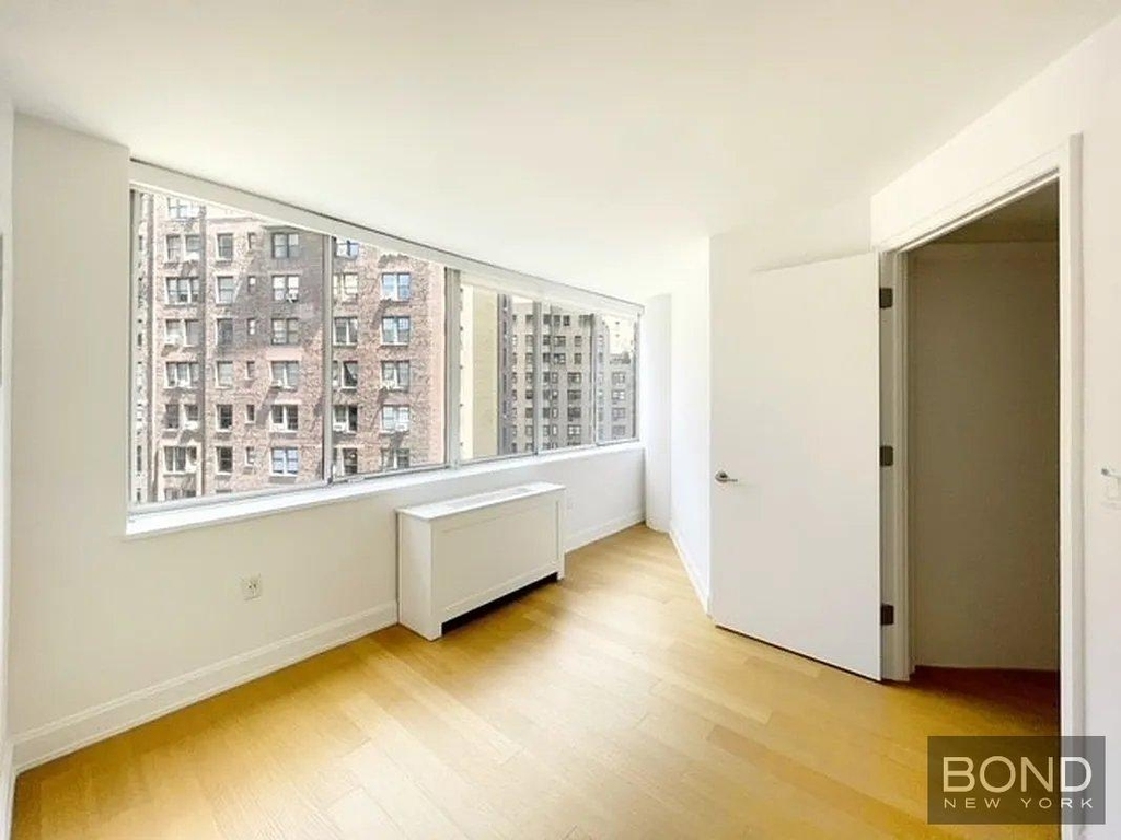 East 54th Street - Photo 8