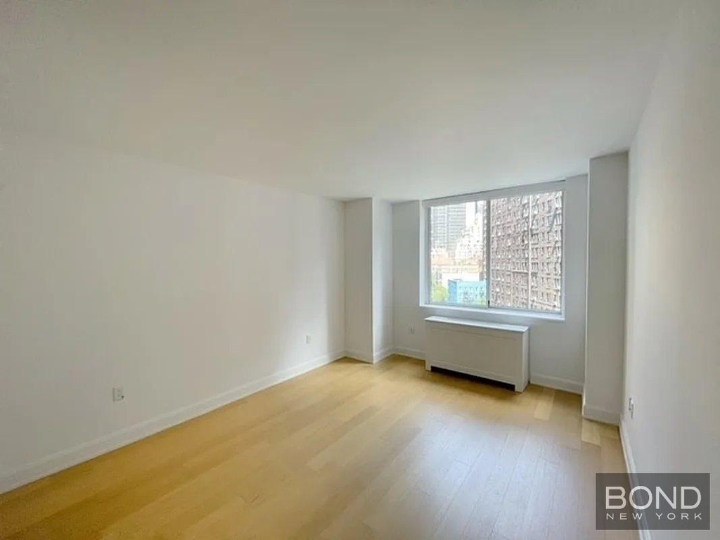 East 54th Street - Photo 6