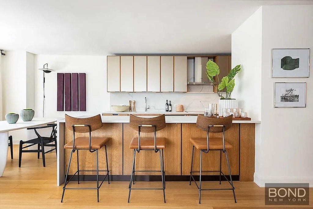 East 54th Street - Photo 2