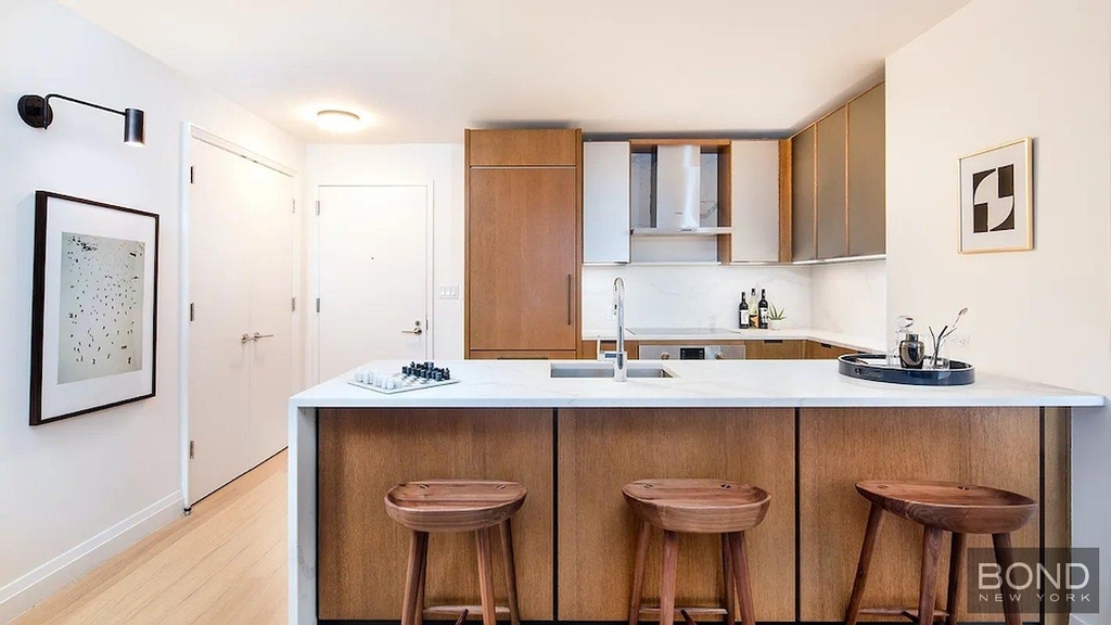 East 54th Street - Photo 5