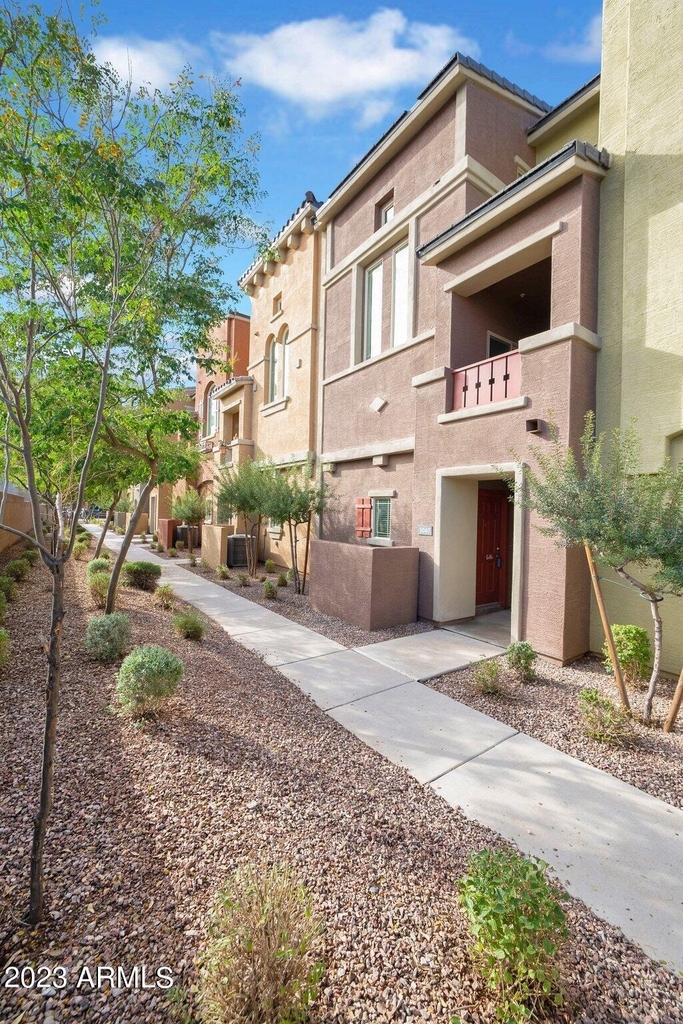 240 W Juniper Avenue - Photo 2