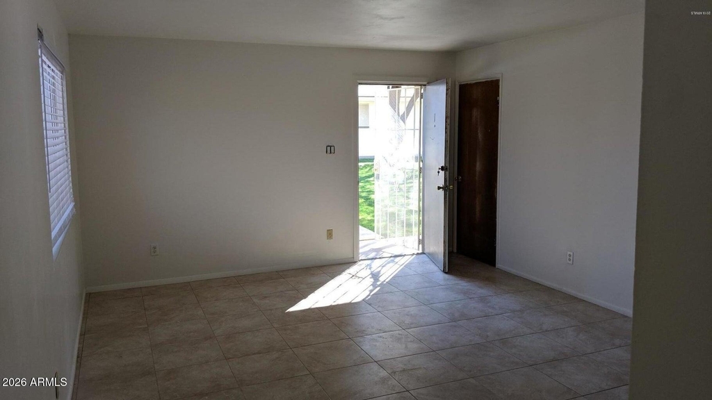 1321 E Carol Avenue - Photo 4