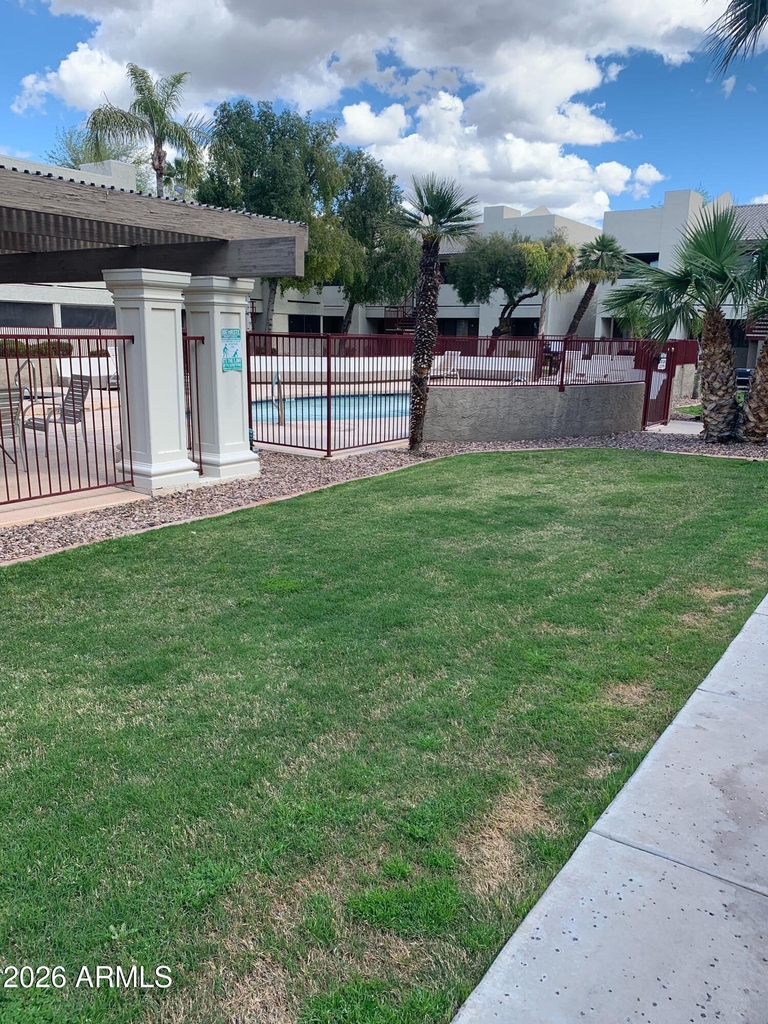 3301 E Earll Drive - Photo 10