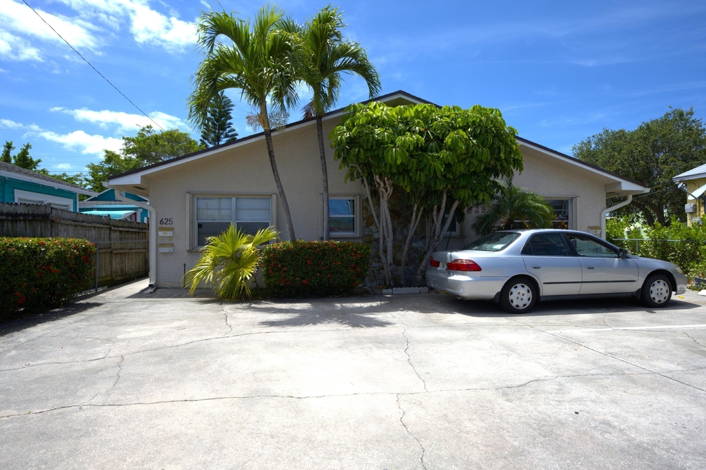 625 N M Street - Photo 0
