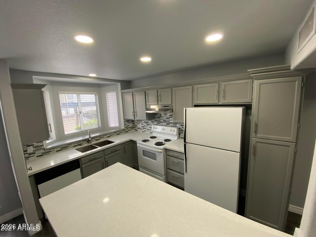 220 N 22nd Place - Photo 4