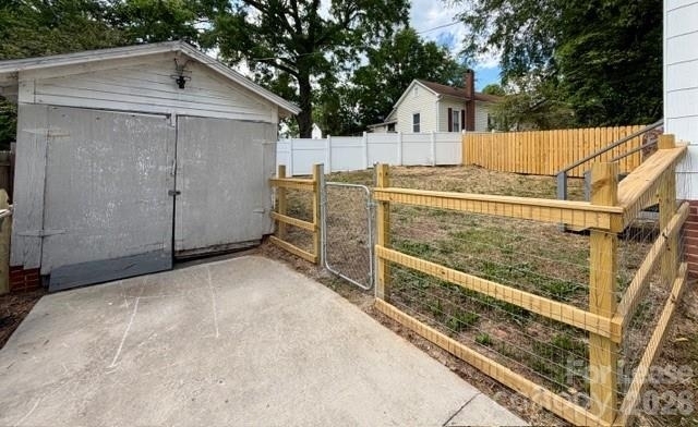 421 N East Avenue - Photo 11
