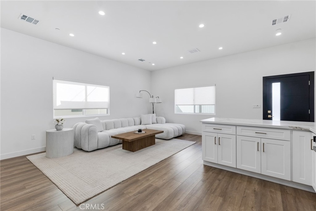 6208 Beeman Avenue - Photo 11