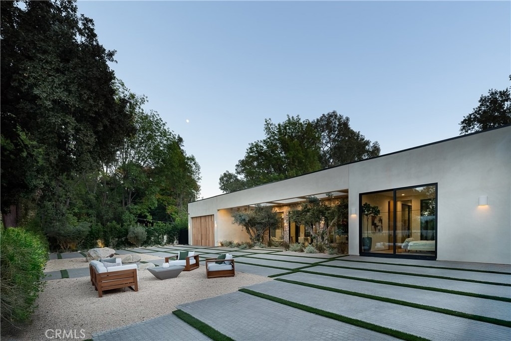 23340 Collins - Photo 2