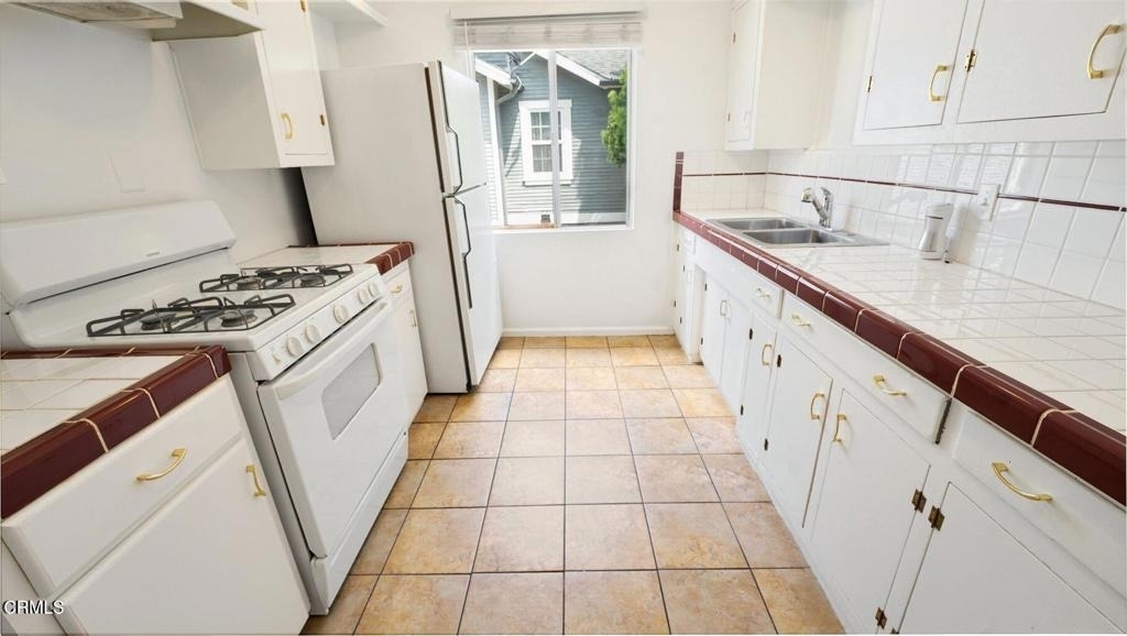 544 Salem Street - Photo 3