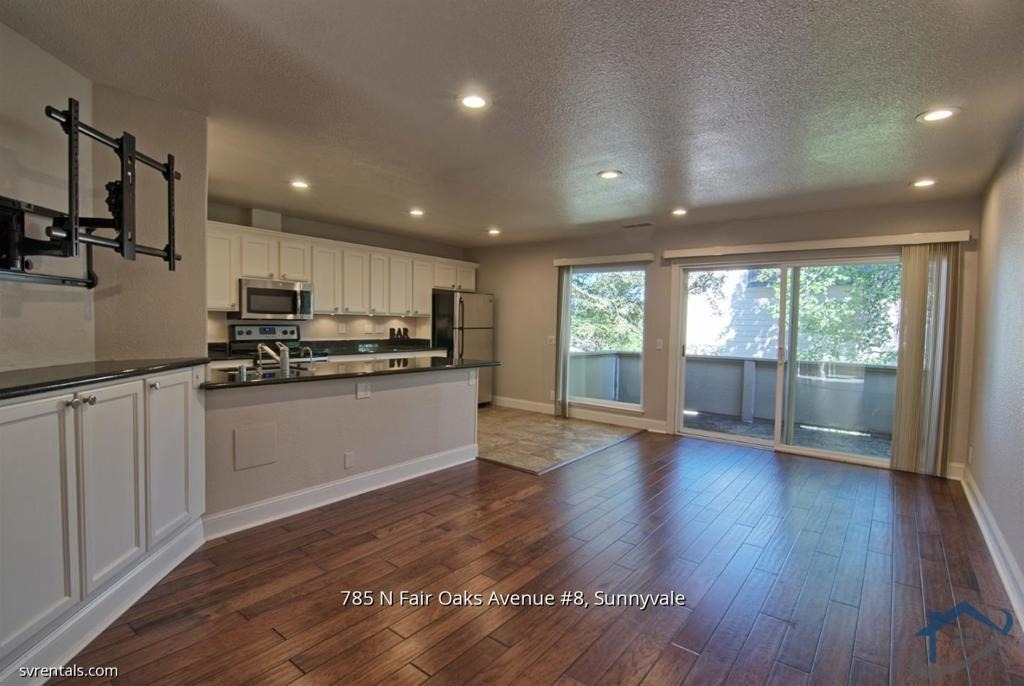 785 N Fair Oaks Avenue - Photo 2