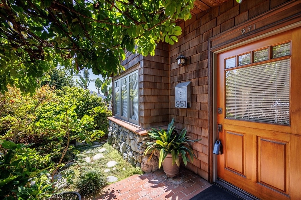 951 Glenneyre - Photo 1