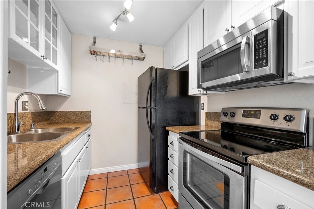 10757 Hortense Street - Photo 10