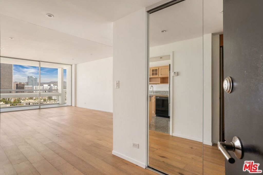 2222 Avenue Of The Stars - Photo 2