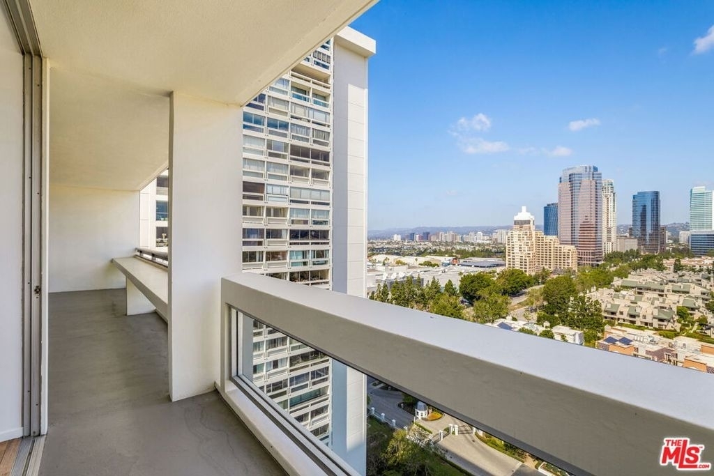 2222 Avenue Of The Stars - Photo 29