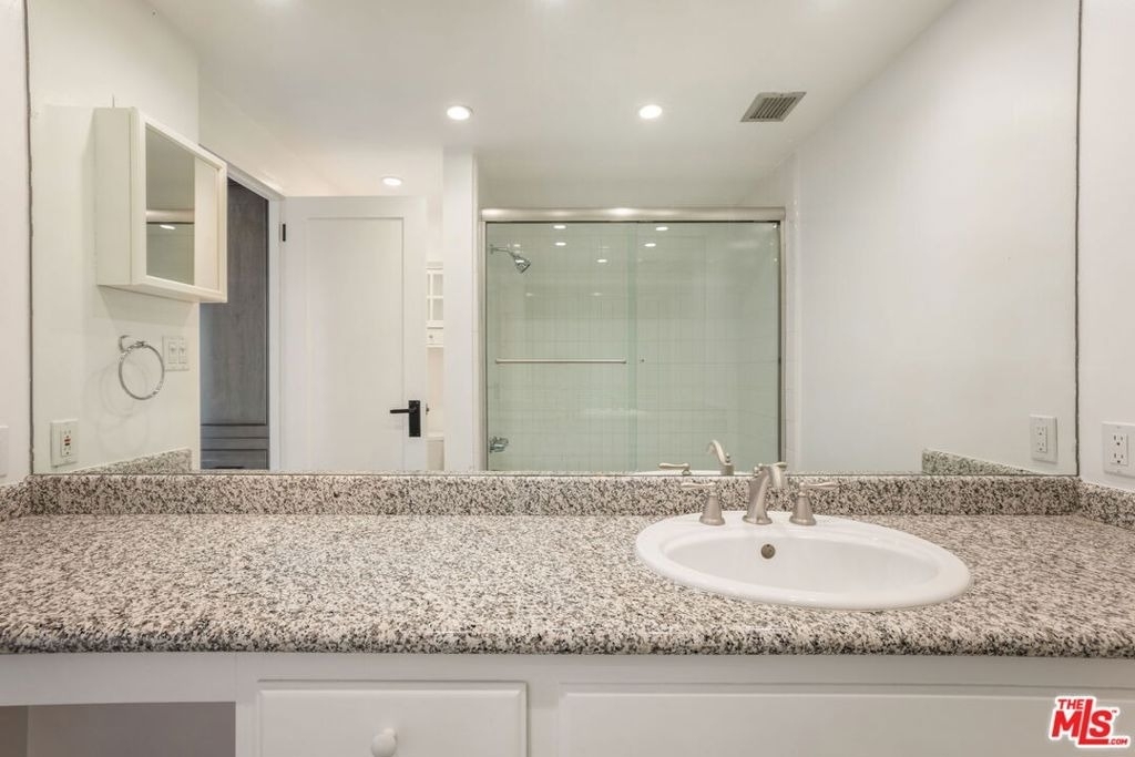 2222 Avenue Of The Stars - Photo 19