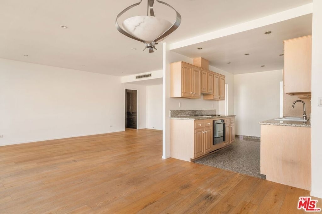 2222 Avenue Of The Stars - Photo 9