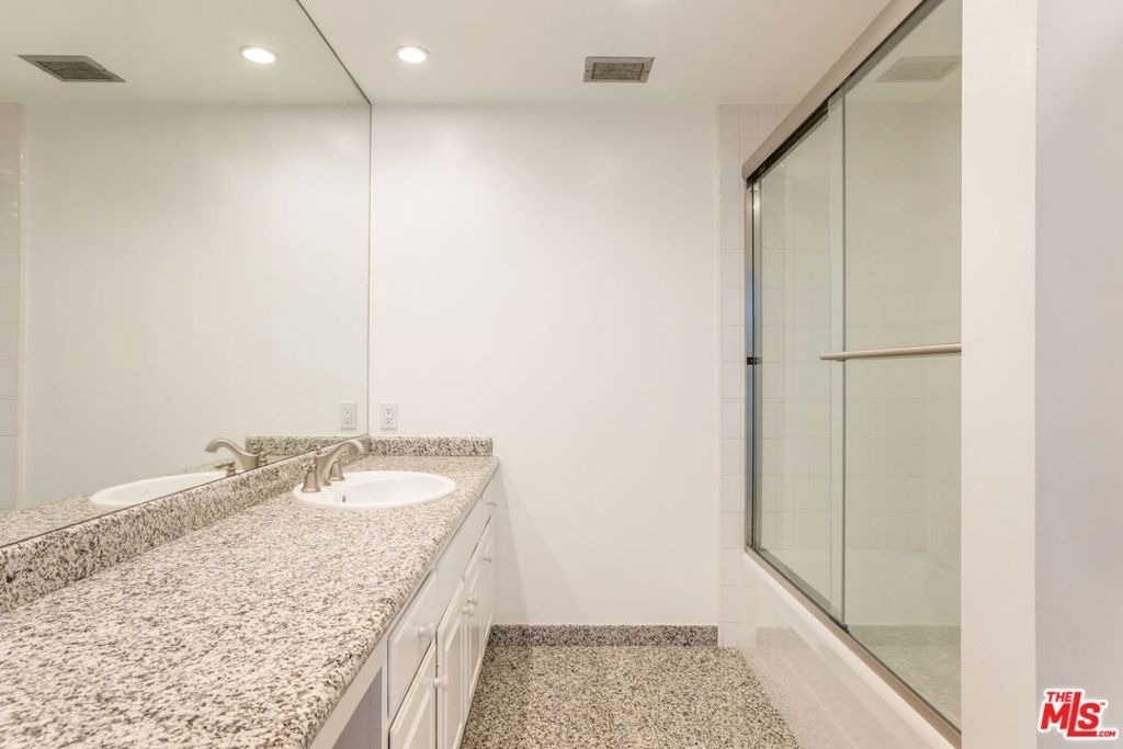 2222 Avenue Of The Stars - Photo 18