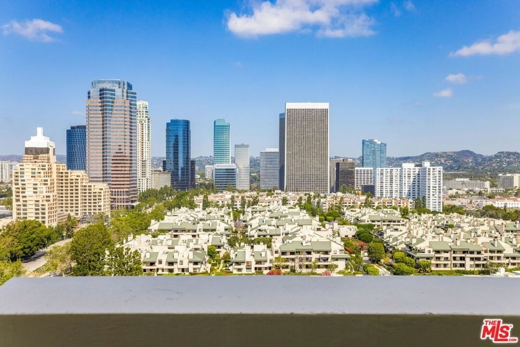 2222 Avenue Of The Stars - Photo 22