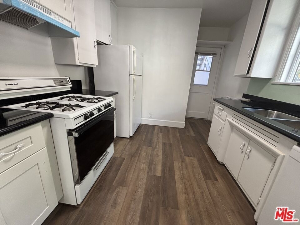 1638 Greenfield Avenue - Photo 3
