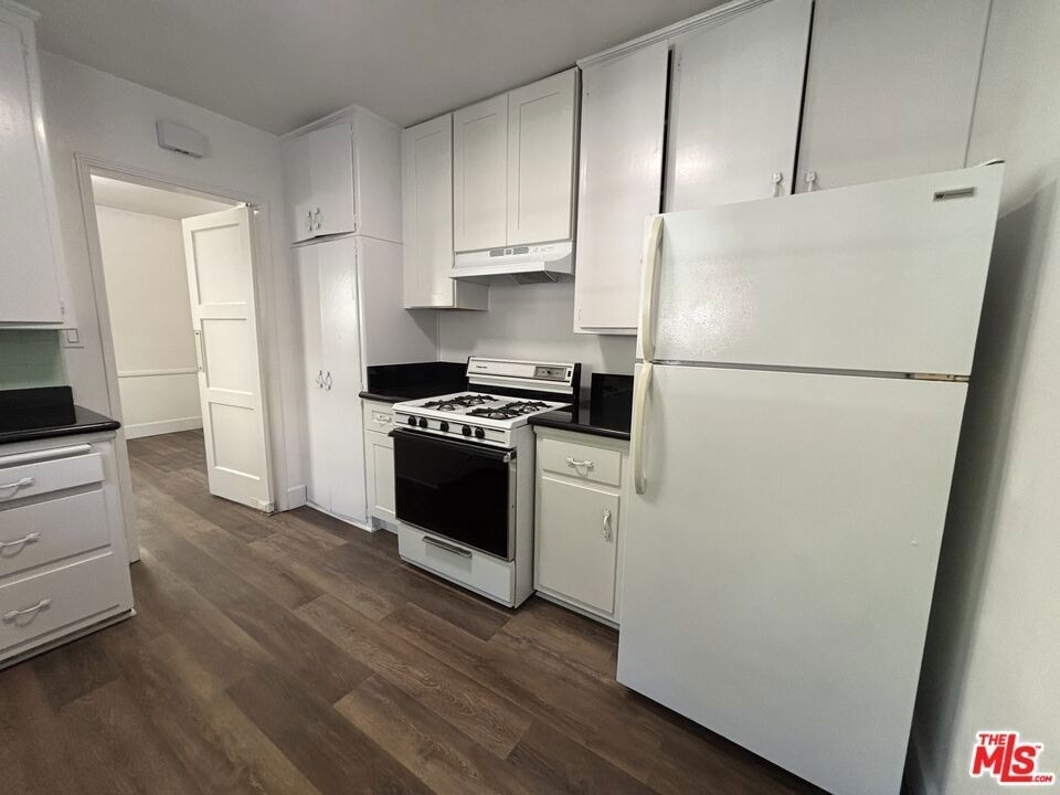 1638 Greenfield Avenue - Photo 5