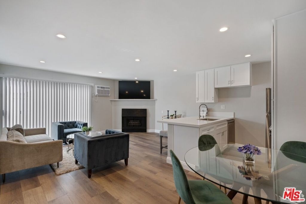 257 S Manhattan Place - Photo 3