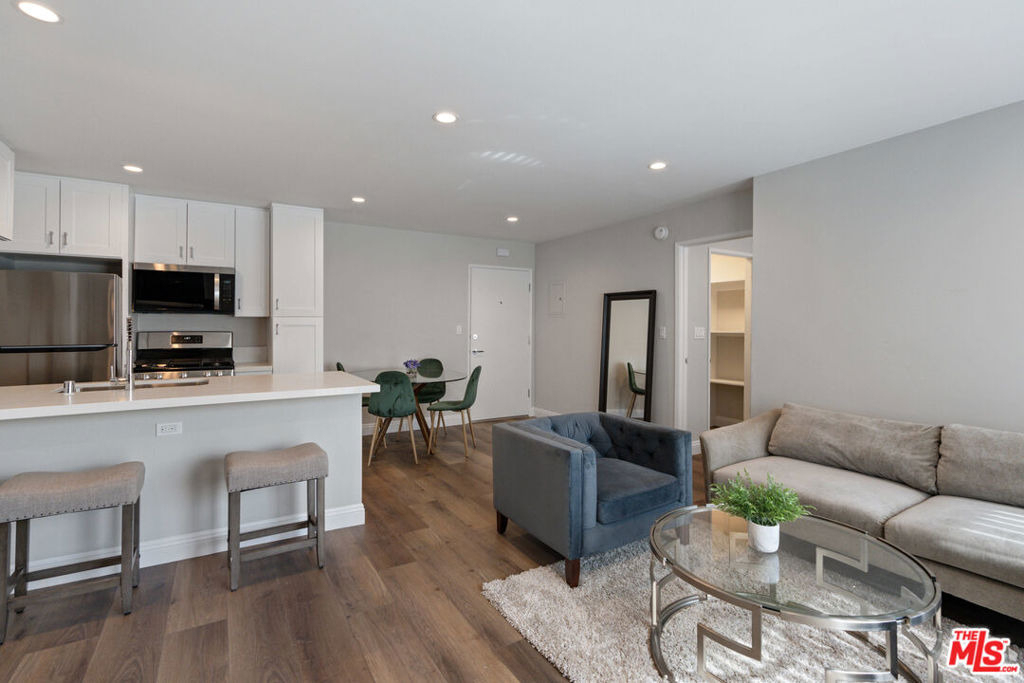 257 S Manhattan Place - Photo 5