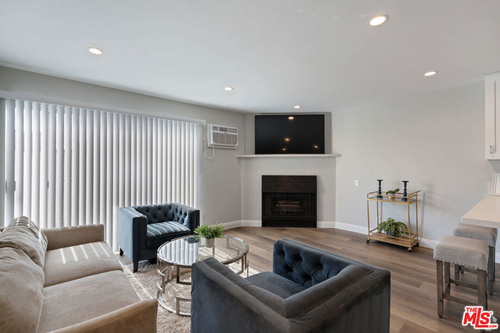 257 S Manhattan Place - Photo 4