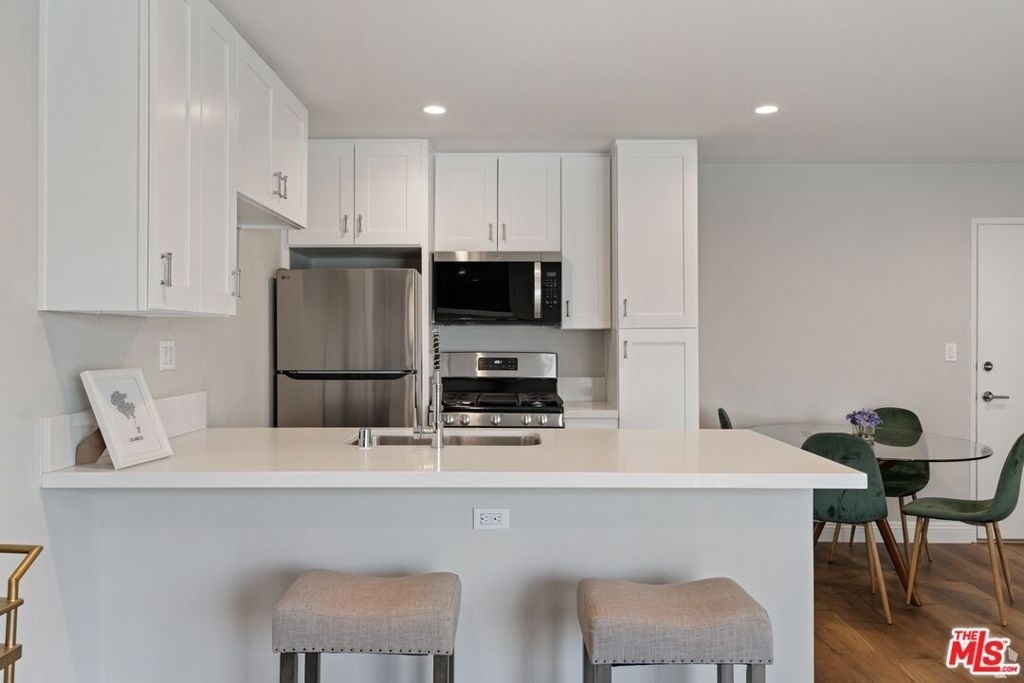 257 S Manhattan Place - Photo 1