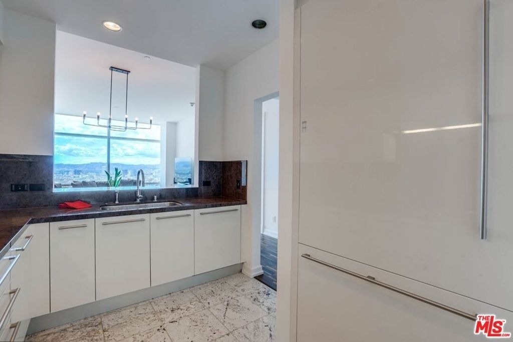 900 W Olympic Boulevard - Photo 10