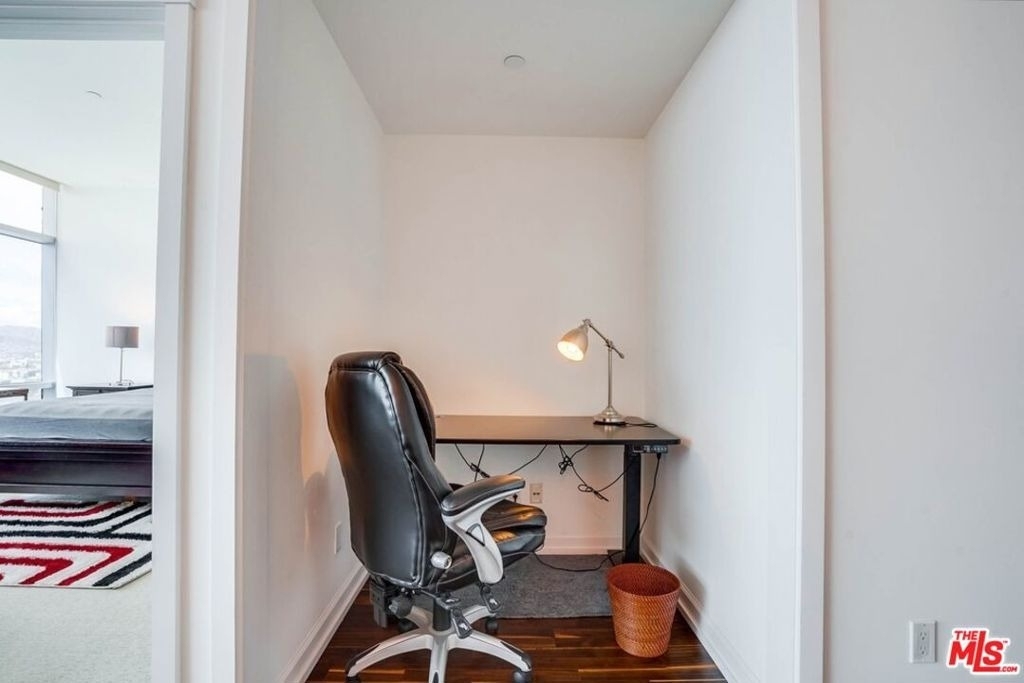 900 W Olympic Boulevard - Photo 12