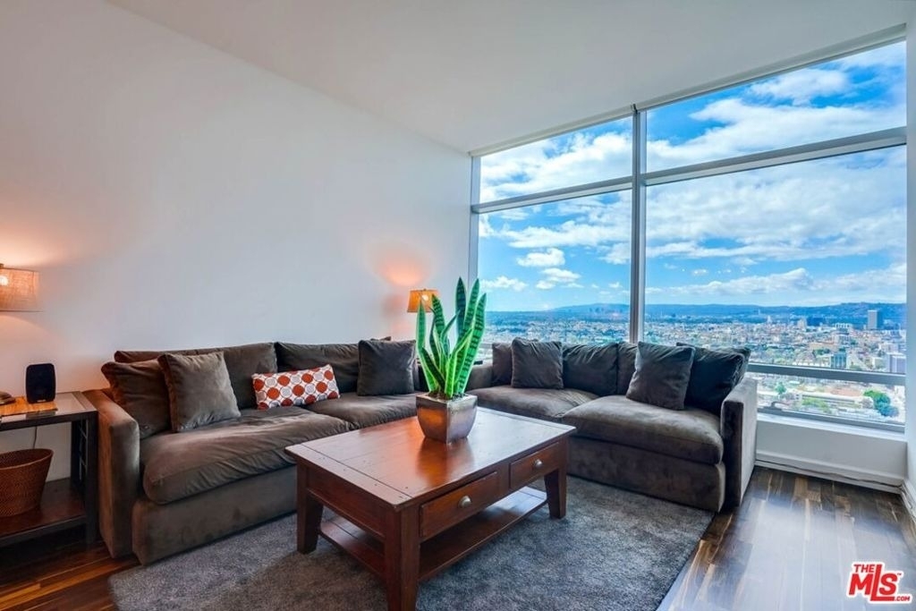 900 W Olympic Boulevard - Photo 0