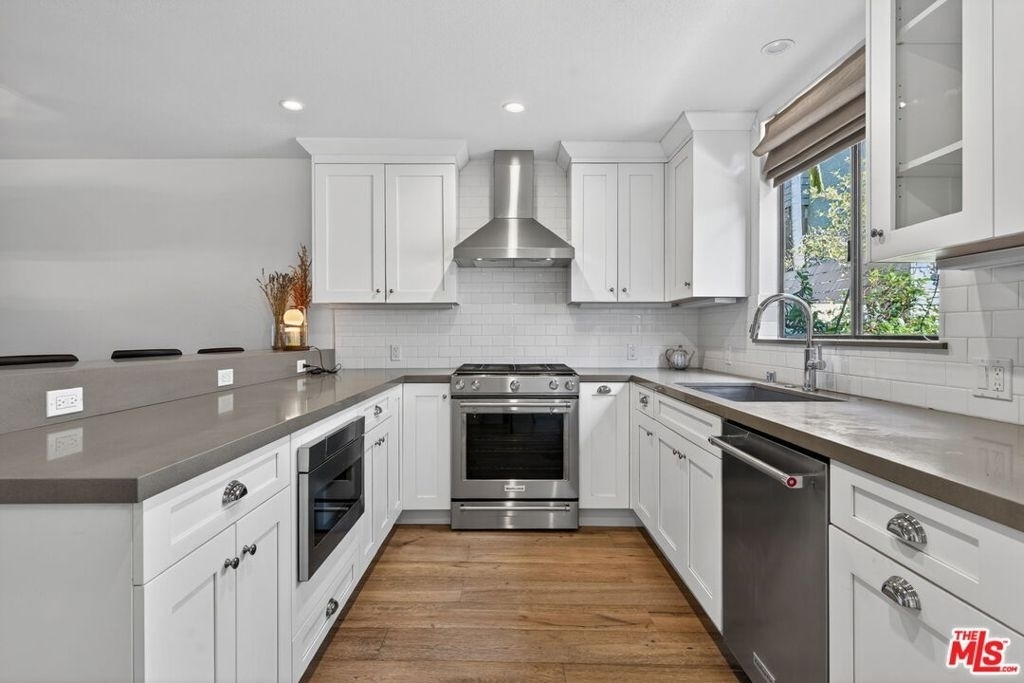 8611 Burton Way - Photo 15