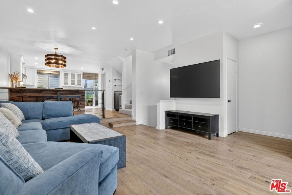 8611 Burton Way - Photo 8