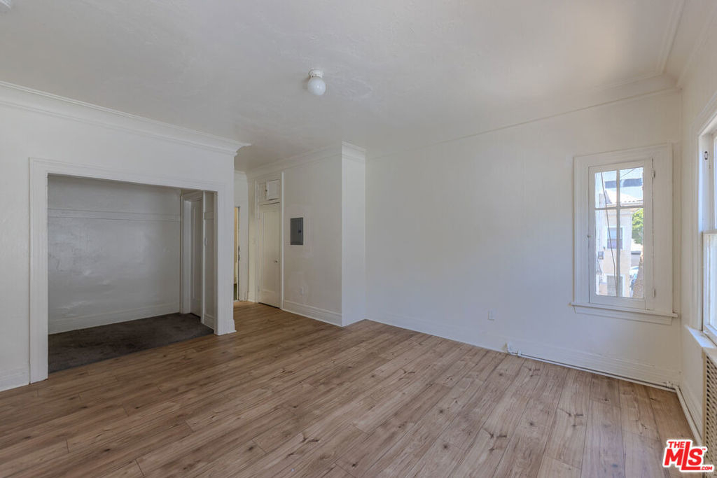 946 S Burlington Avenue - Photo 2
