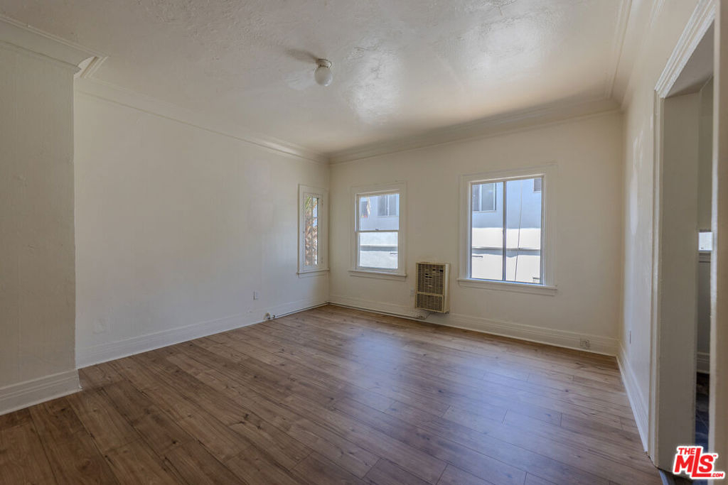 946 S Burlington Avenue - Photo 3
