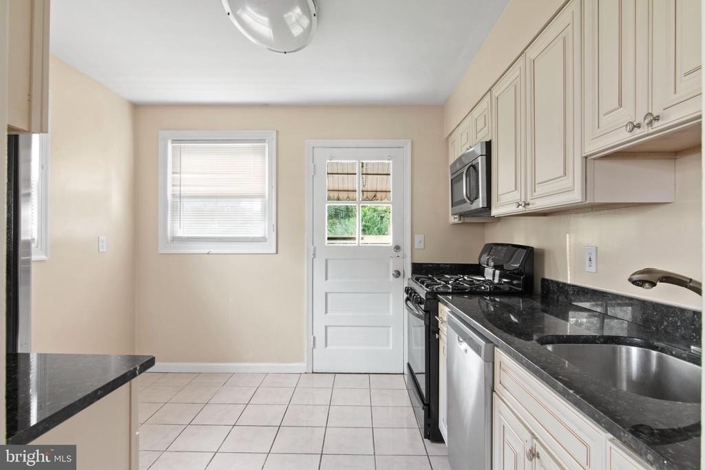 2022 Oliver Street - Photo 12