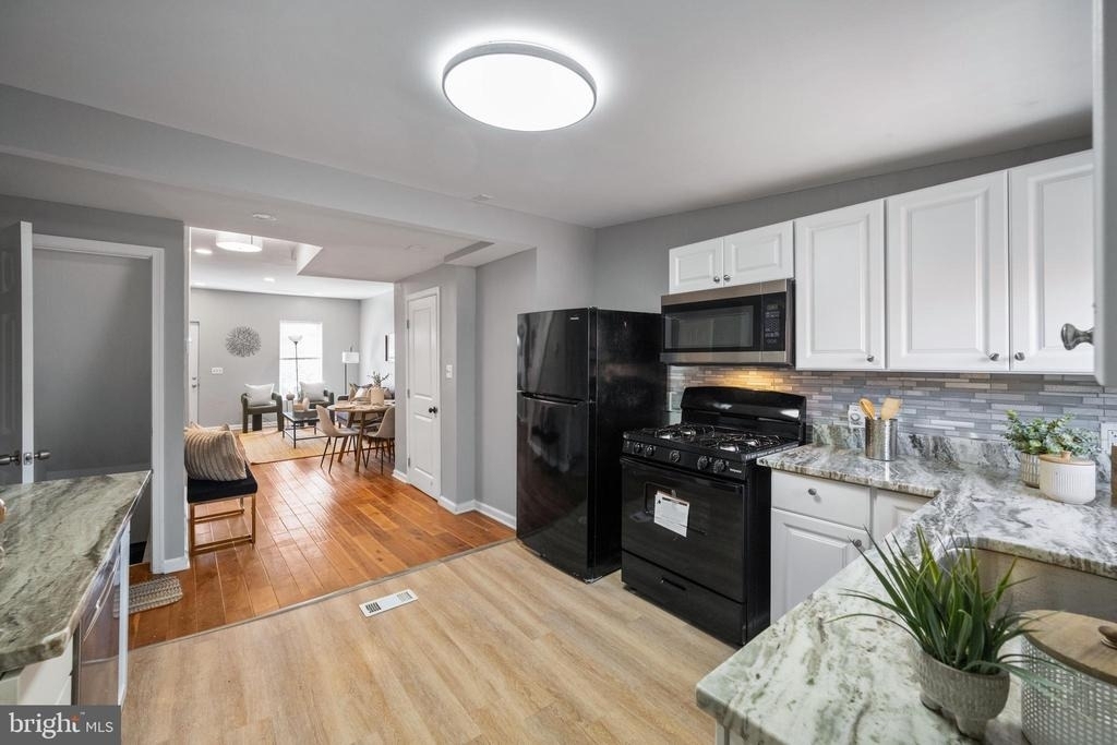 1028 W Cross Street - Photo 0