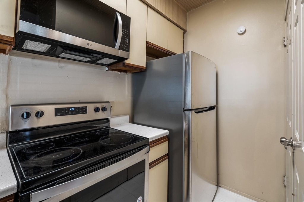 807 W 25th St - Photo 11