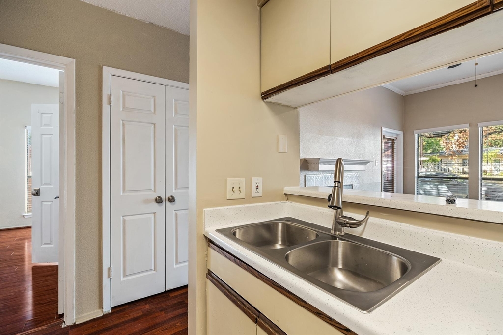 807 W 25th St - Photo 10