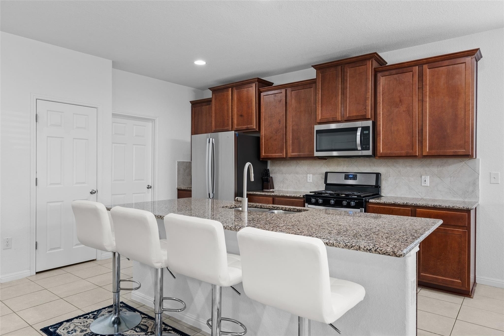 325 La Joya Pass - Photo 5