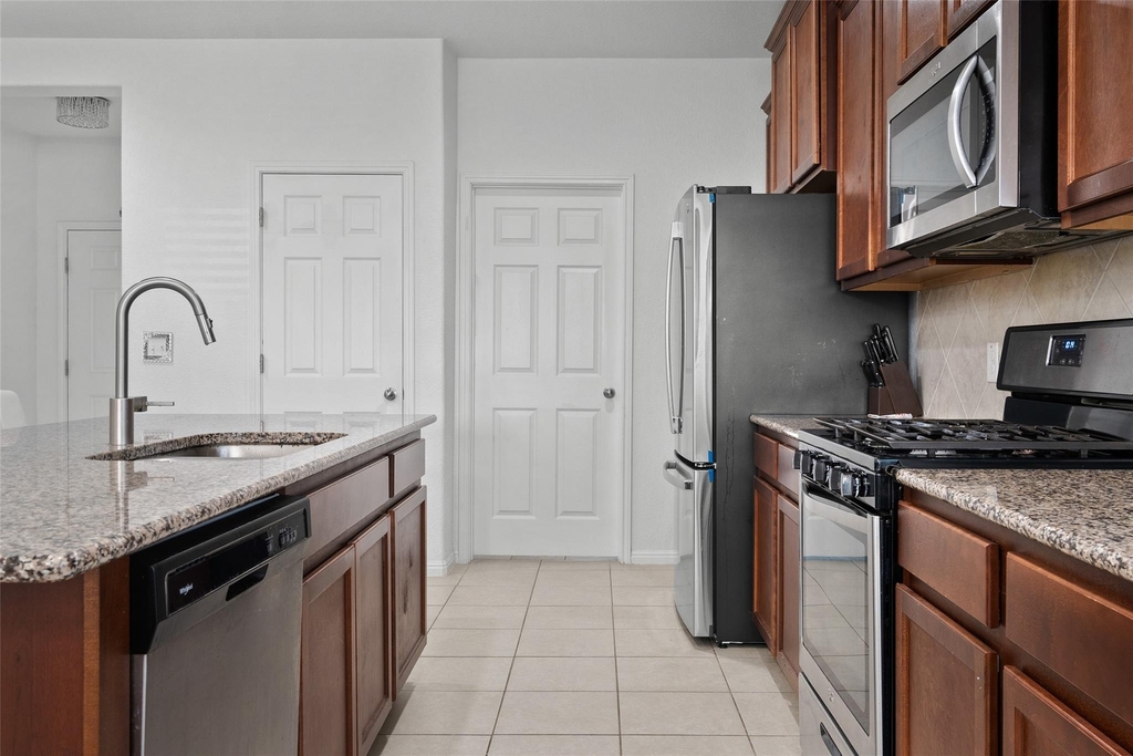 325 La Joya Pass - Photo 6