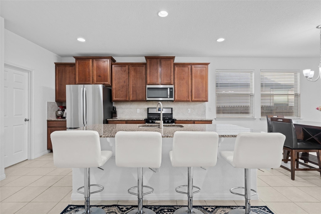 325 La Joya Pass - Photo 4