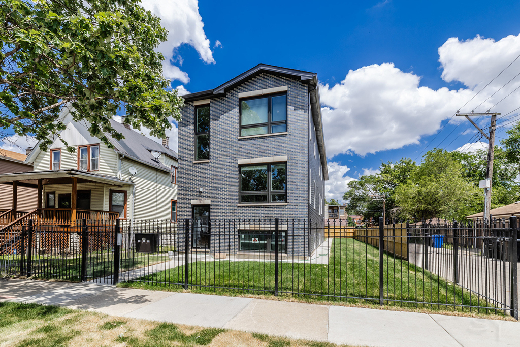 725 N Waller Avenue - Photo 0