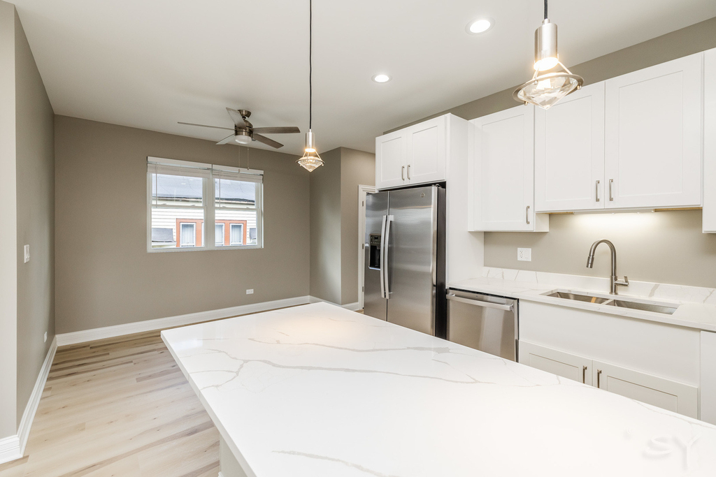 725 N Waller Avenue - Photo 2