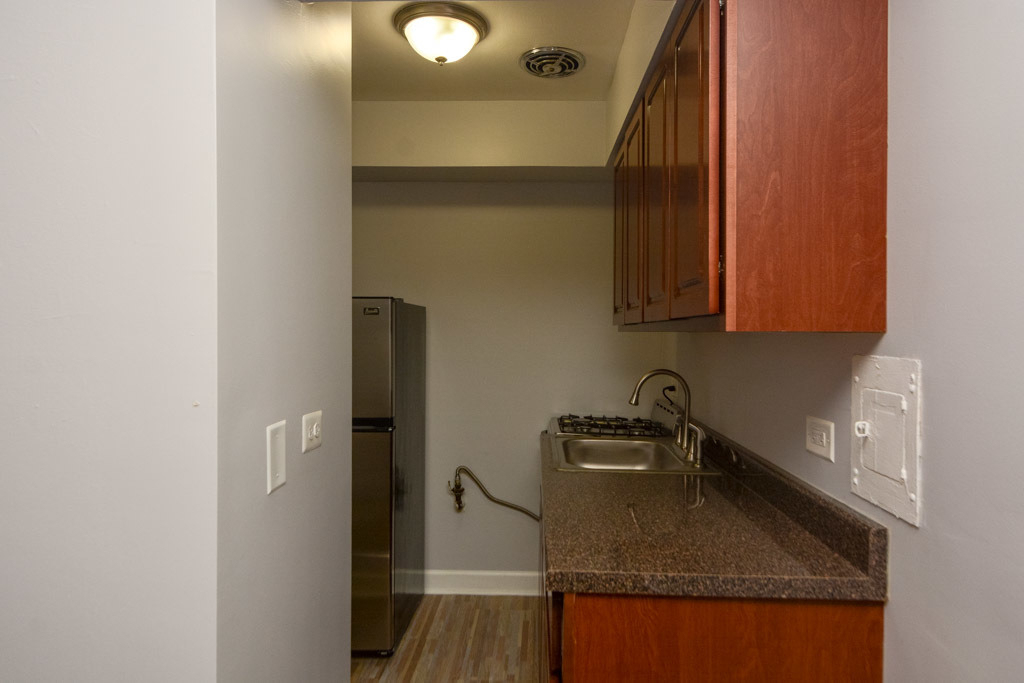 1040 W Hollywood Avenue - Photo 1