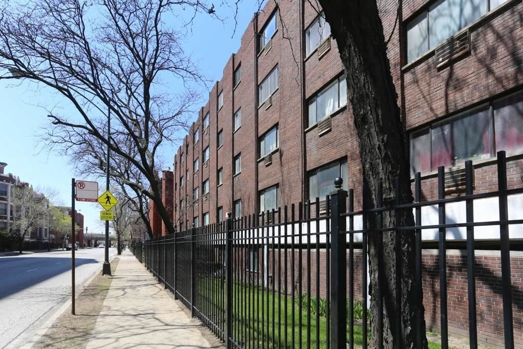 1040 W Hollywood Avenue - Photo 1