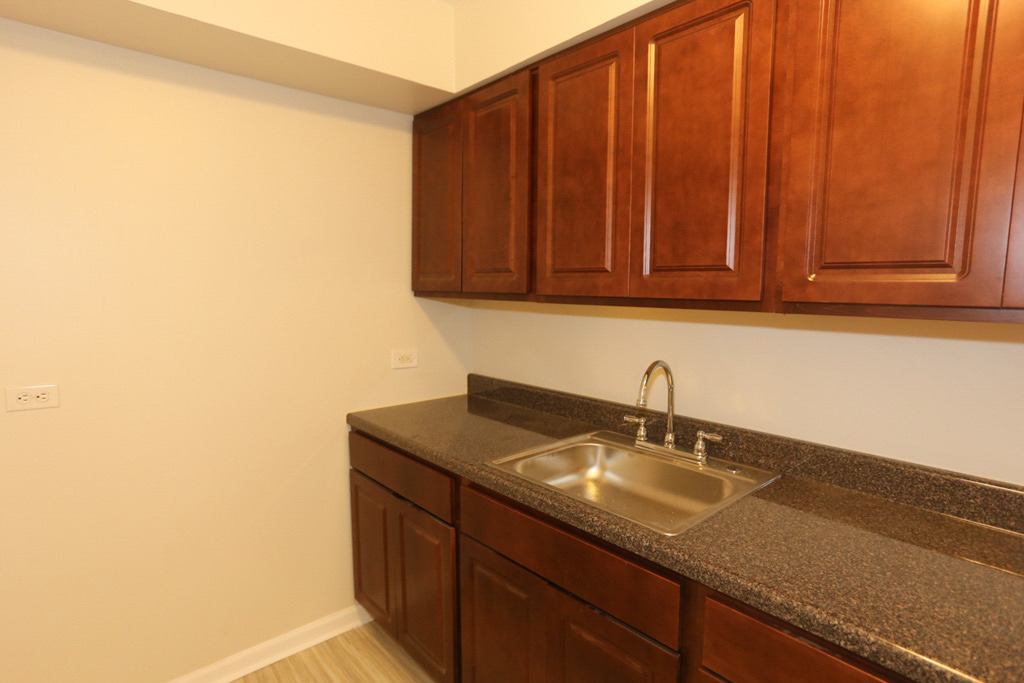 1040 W Hollywood Avenue - Photo 2