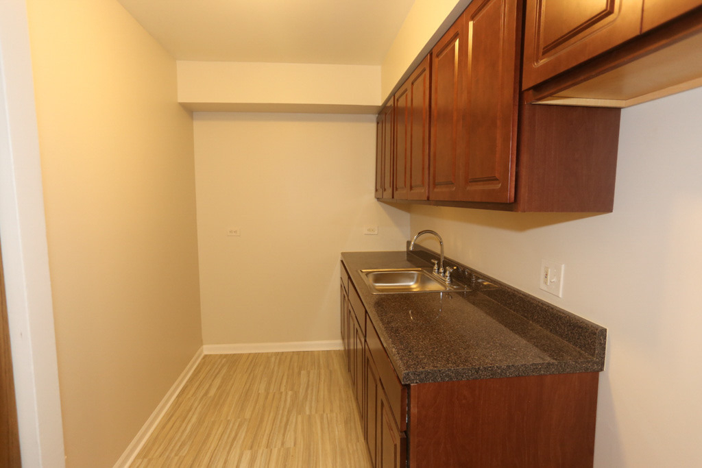 1040 W Hollywood Avenue - Photo 3