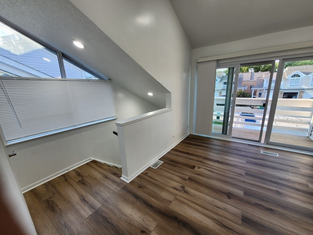 1077 Courtland Drive - Photo 3